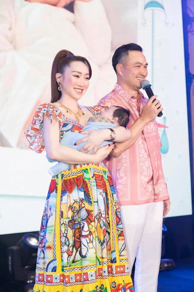 Con mới đầy tháng bà xã kém 16 tuổi của chi bảo đã về dáng eo ót bắp tay gọn - 1