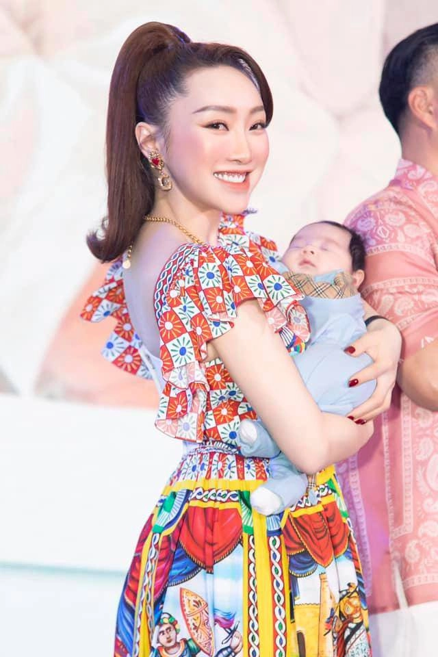 Con mới đầy tháng bà xã kém 16 tuổi của chi bảo đã về dáng eo ót bắp tay gọn - 2