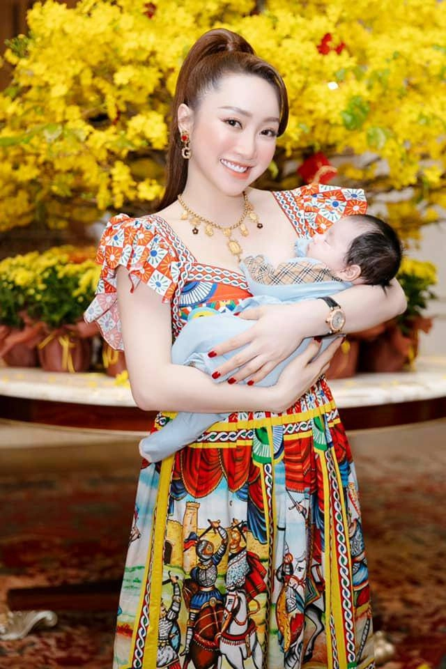 Con mới đầy tháng bà xã kém 16 tuổi của chi bảo đã về dáng eo ót bắp tay gọn - 3