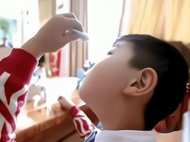 Con nhỏ keo 502 vào mắt mẹ đắp thêm khăn tẩm nước được bác sĩ khen quá thông minh - 1