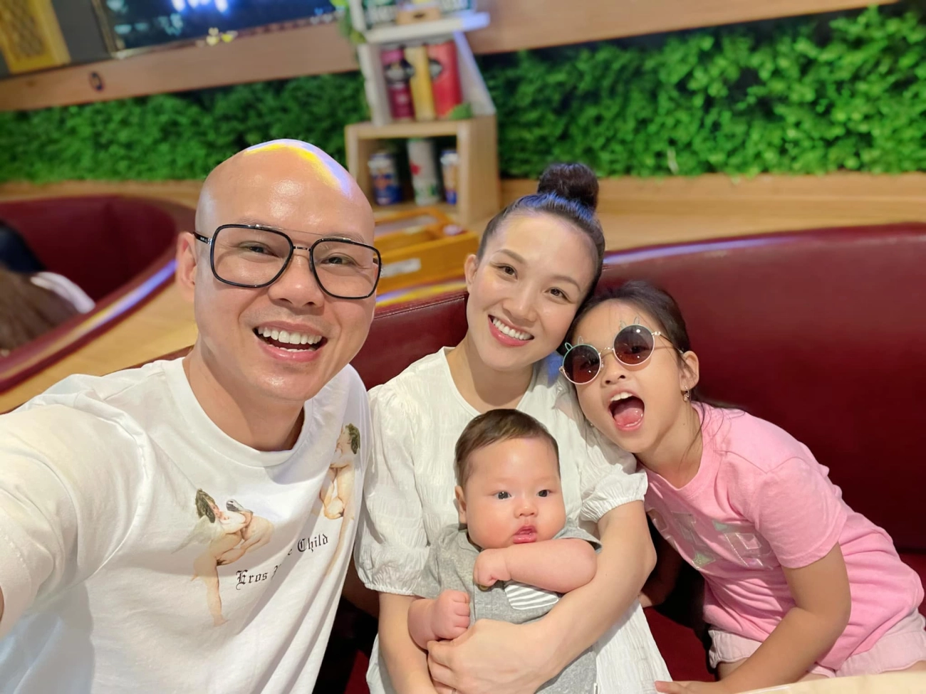 Con phan đinh tùng chào đời làm bệnh viện náo loạn giờ 6 tháng bố khen đẹp như angelina jolie - 1