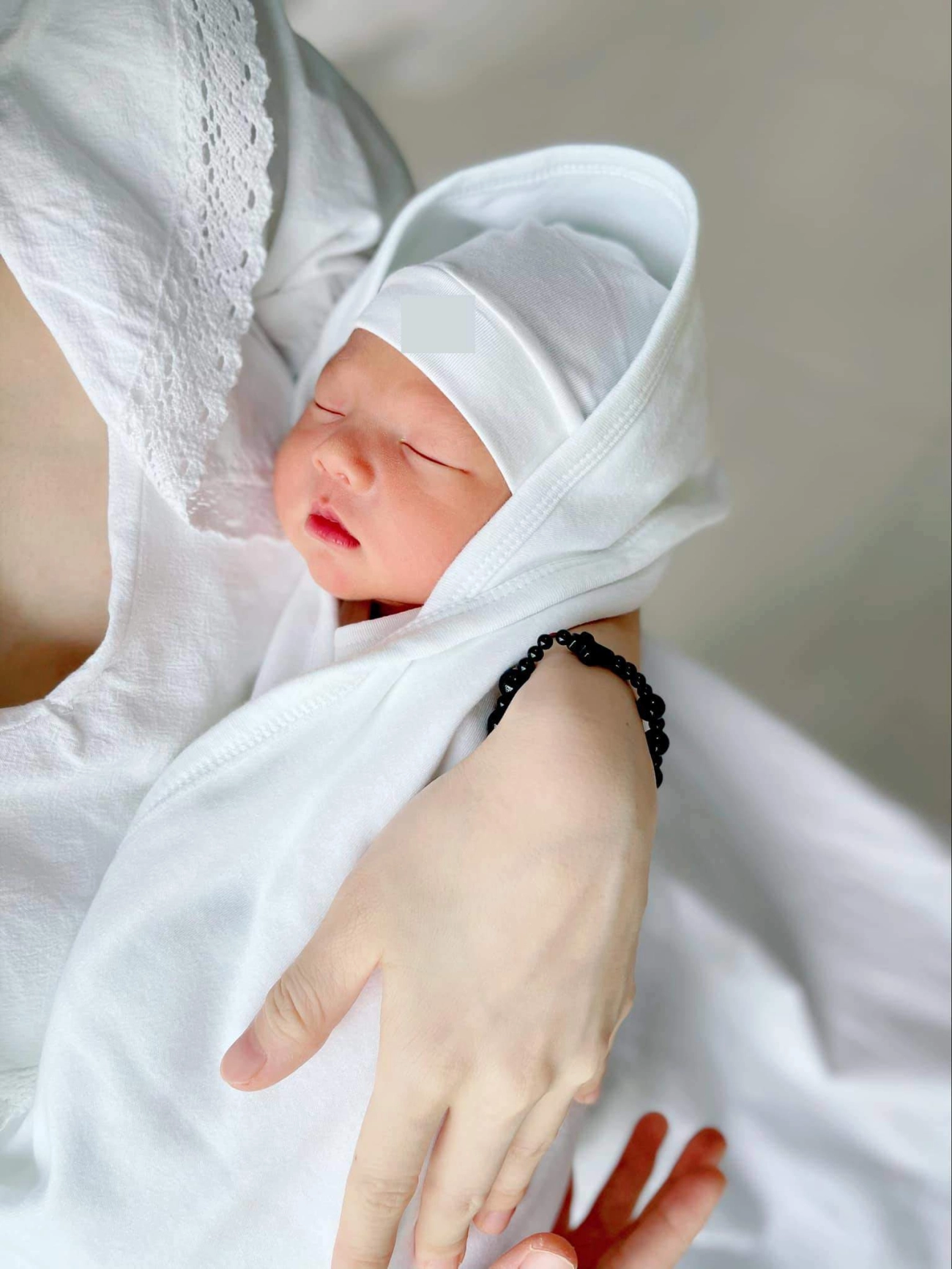 Con phan đinh tùng chào đời làm bệnh viện náo loạn giờ 6 tháng bố khen đẹp như angelina jolie - 4