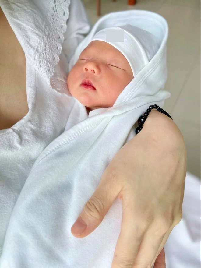 Con phan đinh tùng chào đời làm bệnh viện náo loạn giờ 6 tháng bố khen đẹp như angelina jolie - 5