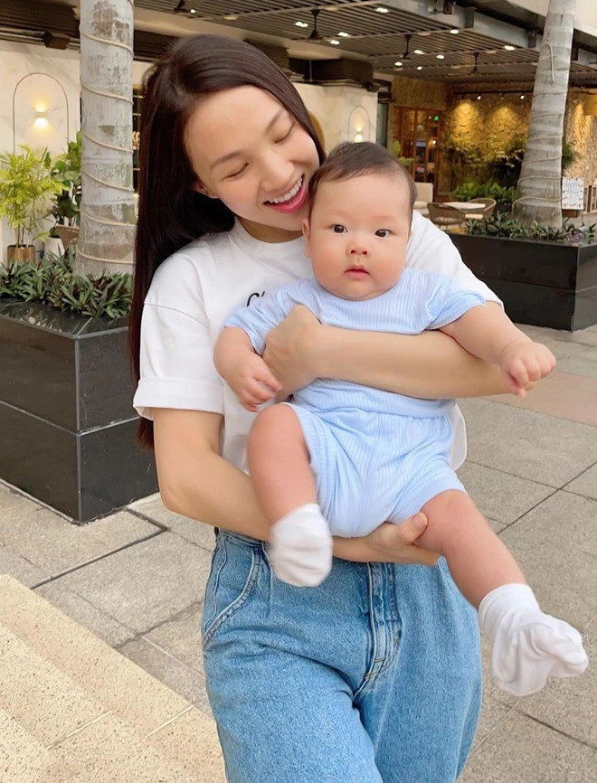 Con phan đinh tùng chào đời làm bệnh viện náo loạn giờ 6 tháng bố khen đẹp như angelina jolie - 16