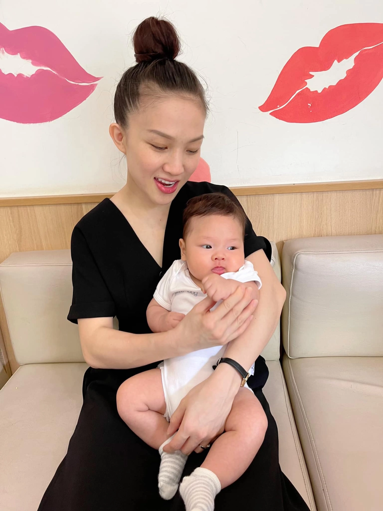 Con phan đinh tùng chào đời làm bệnh viện náo loạn giờ 6 tháng bố khen đẹp như angelina jolie - 17