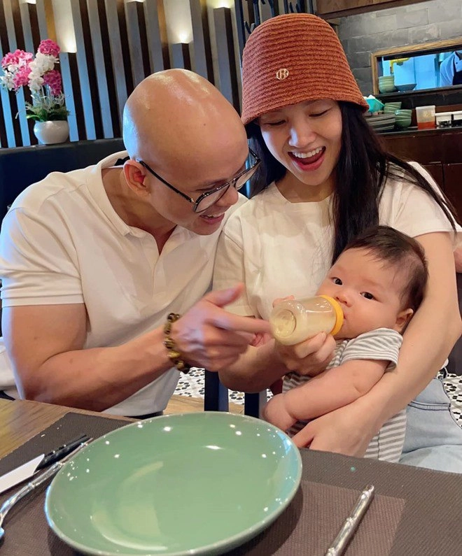 Con phan đinh tùng chào đời làm bệnh viện náo loạn giờ 6 tháng bố khen đẹp như angelina jolie - 18