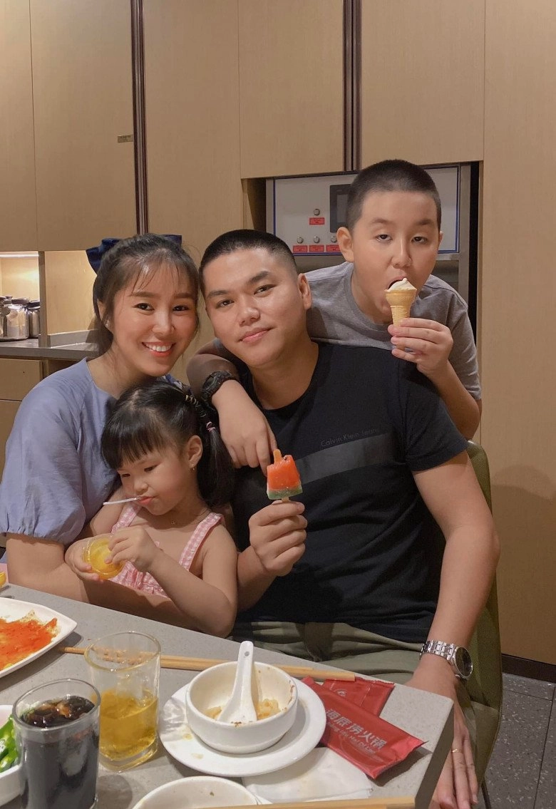 Con riêng lê phương ngày càng thân thiết bố dượng còn giống từ gương mặt đến ngoại hình - 1