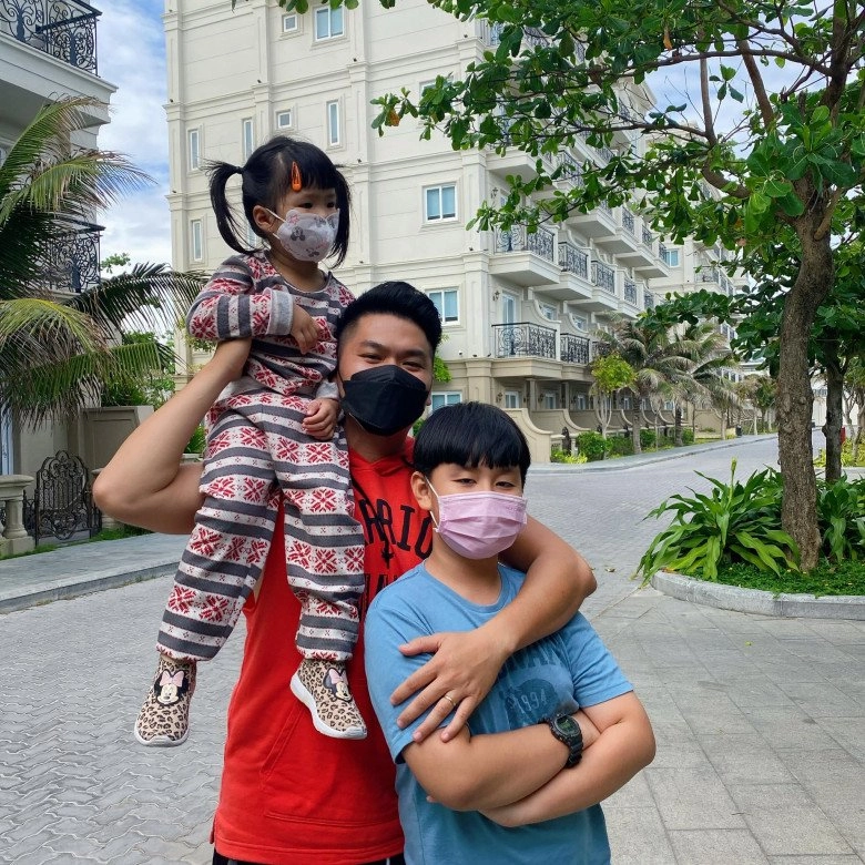 Con riêng lê phương ngày càng thân thiết bố dượng còn giống từ gương mặt đến ngoại hình - 2