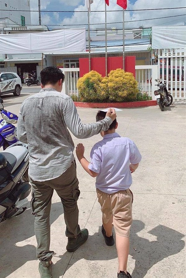 Con riêng lê phương ngày càng thân thiết bố dượng còn giống từ gương mặt đến ngoại hình - 3