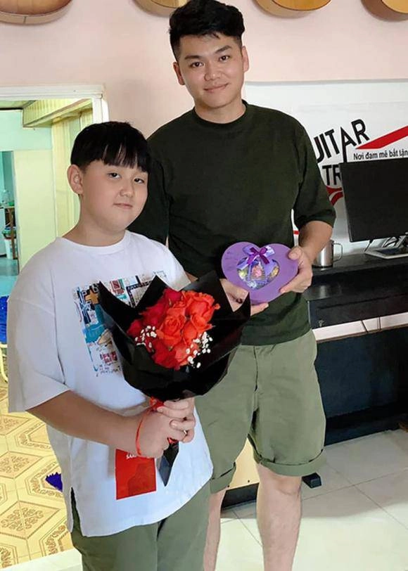 Con riêng lê phương ngày càng thân thiết bố dượng còn giống từ gương mặt đến ngoại hình - 6