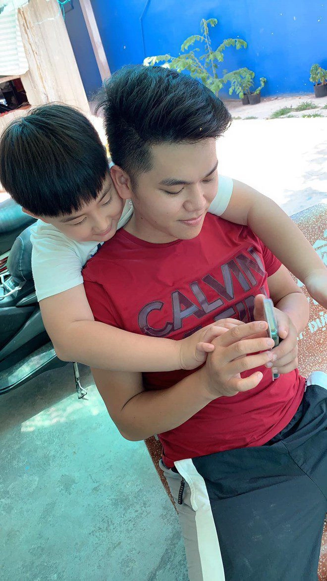 Con riêng lê phương ngày càng thân thiết bố dượng còn giống từ gương mặt đến ngoại hình - 7