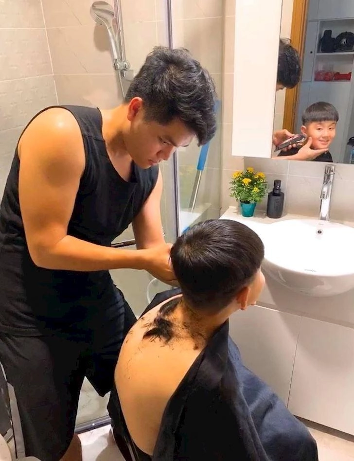 Con riêng lê phương ngày càng thân thiết bố dượng còn giống từ gương mặt đến ngoại hình - 8
