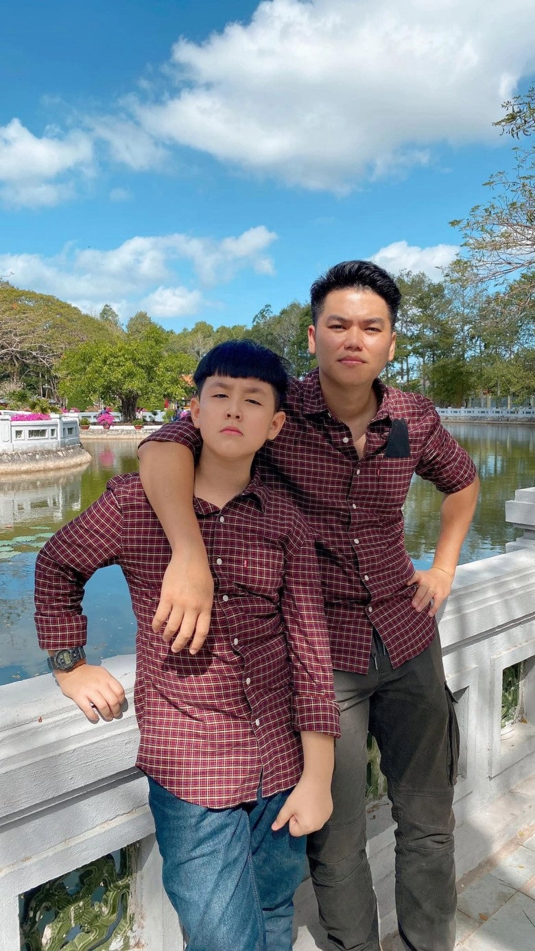 Con riêng lê phương ngày càng thân thiết bố dượng còn giống từ gương mặt đến ngoại hình - 9