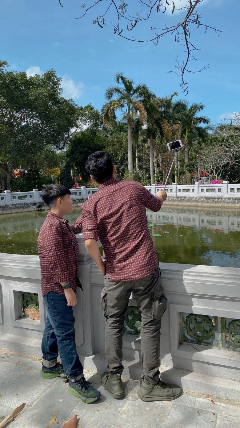 Con riêng lê phương ngày càng thân thiết bố dượng còn giống từ gương mặt đến ngoại hình - 10