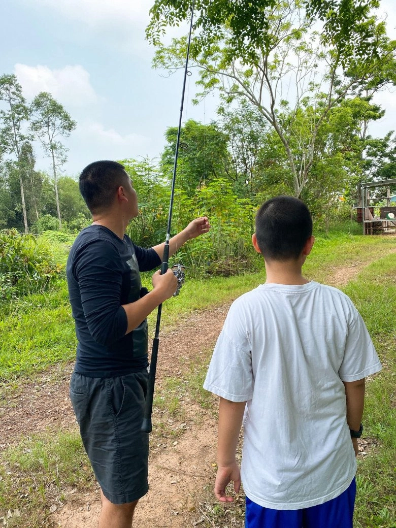 Con riêng lê phương ngày càng thân thiết bố dượng còn giống từ gương mặt đến ngoại hình - 11