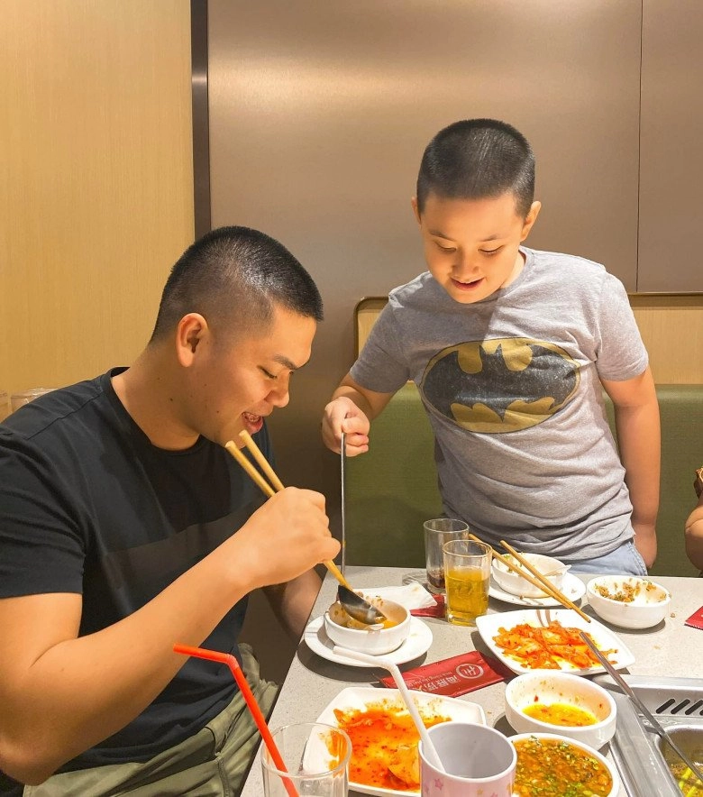 Con riêng lê phương ngày càng thân thiết bố dượng còn giống từ gương mặt đến ngoại hình - 12
