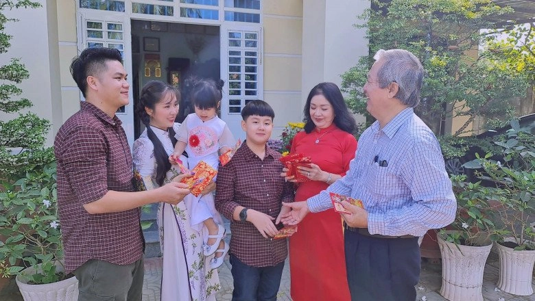 Con riêng lê phương ngày càng thân thiết bố dượng còn giống từ gương mặt đến ngoại hình - 13