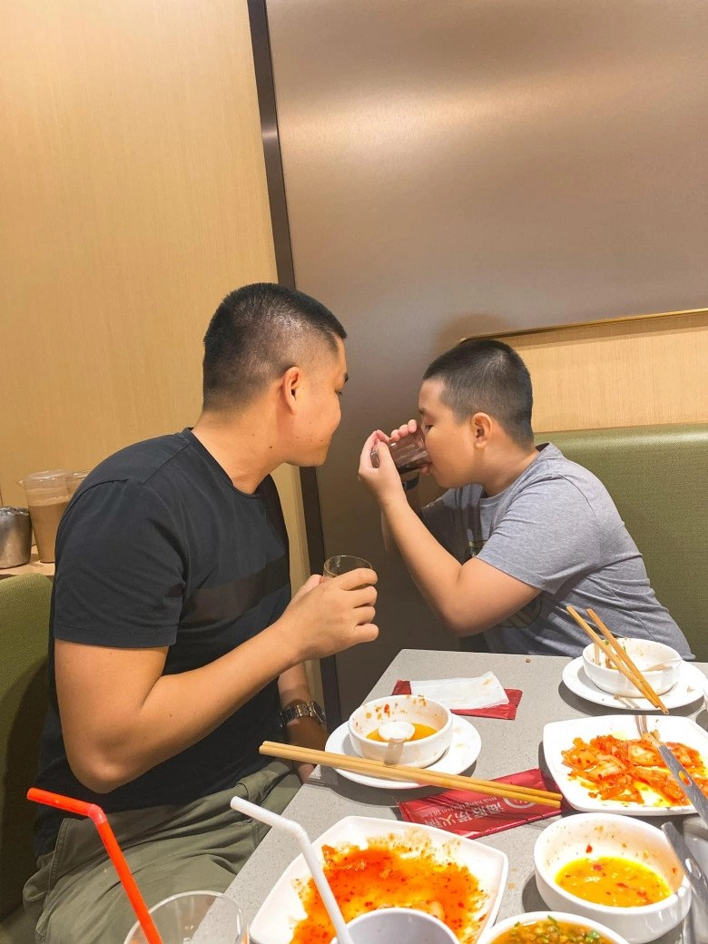Con riêng lê phương và ba dượng giống nhau như đúc đến sở thích cũng giống nhau - 6