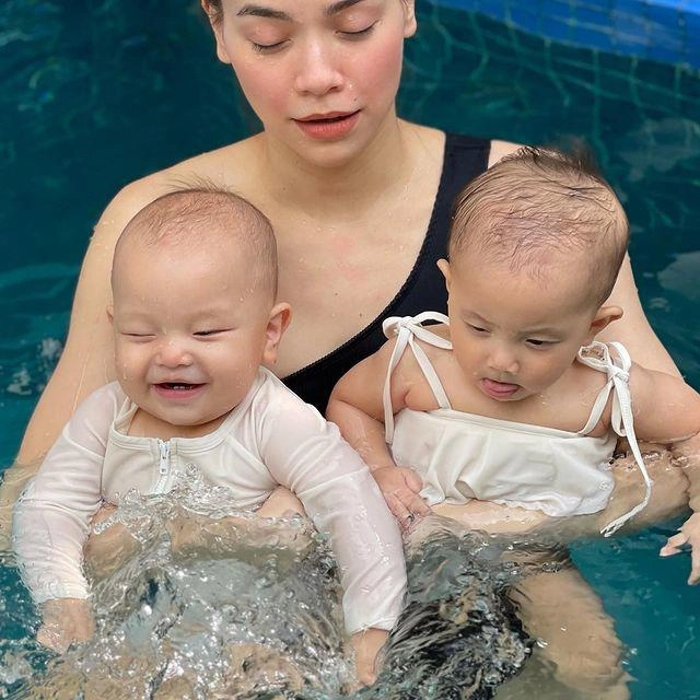 Con sinh đôi hồ ngọc hà được cả triệu phú mỹ ông hoàng kim cương hâm mộ vì đáng yêu - 4