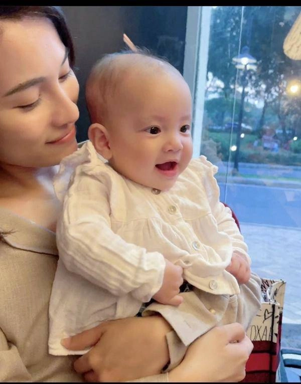 Con sinh đôi hồ ngọc hà được cả triệu phú mỹ ông hoàng kim cương hâm mộ vì đáng yêu - 14