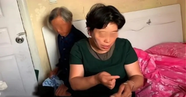 Con sơ sinh khóc thét bỗng im bặt nhờ cách dỗ hay của bà bác sĩ lại mắng té tát - 1