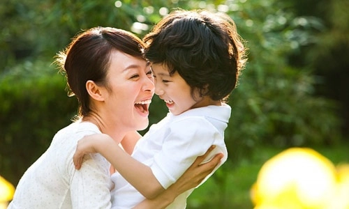 Con sơ sinh khóc thét bỗng im bặt nhờ cách dỗ hay của bà bác sĩ lại mắng té tát - 8
