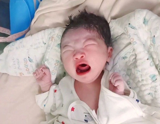 Con sơ sinh vừa chào đời bị y tá tát mạnh đến bật khóc mẹ vội vàng cảm ơn - 2