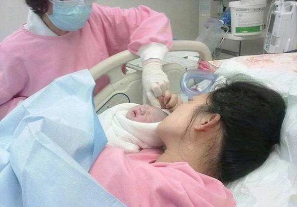 Con sơ sinh vừa chào đời bị y tá tát mạnh đến bật khóc mẹ vội vàng cảm ơn - 3