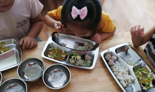 Con tăng cân vù vù sau khi đi học mẫu giáo xem ảnh bữa ăn trưa mẹ không thể tin - 1