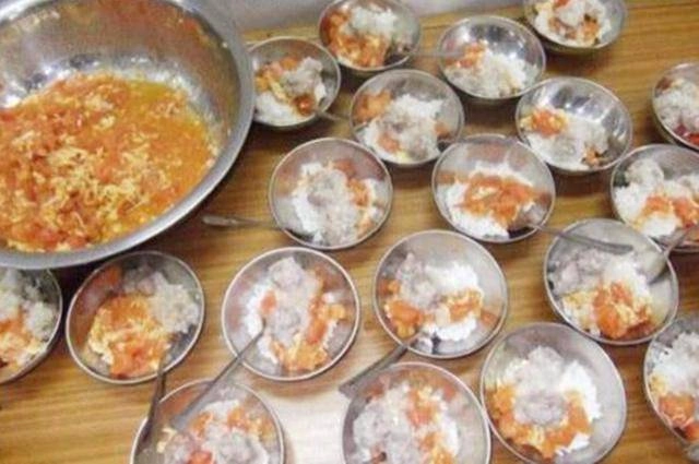 Con tăng cân vù vù sau khi đi học mẫu giáo xem ảnh bữa ăn trưa mẹ không thể tin - 2