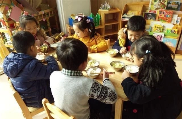 Con tăng cân vù vù sau khi đi học mẫu giáo xem ảnh bữa ăn trưa mẹ không thể tin - 3