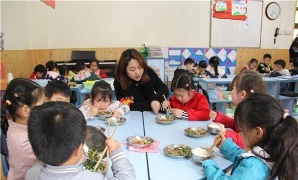 Con tăng cân vù vù sau khi đi học mẫu giáo xem ảnh bữa ăn trưa mẹ không thể tin - 5