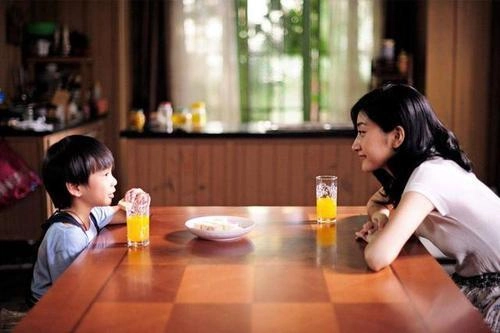 Con trai 5 tuổi thì thầm con có một bí mật nghe xong mẹ vội ôm bé vào bệnh viện - 1
