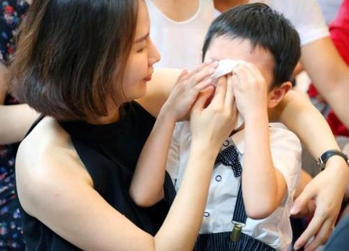 Con trai 5 tuổi thì thầm con có một bí mật nghe xong mẹ vội ôm bé vào bệnh viện - 2