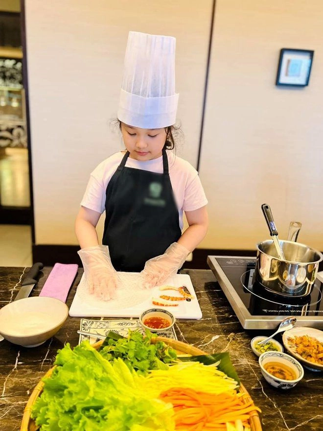 Con trai con gái hh jennifer phạm khéo tay trổ tài bếp núc mẹ gọi là master chef nhí - 1