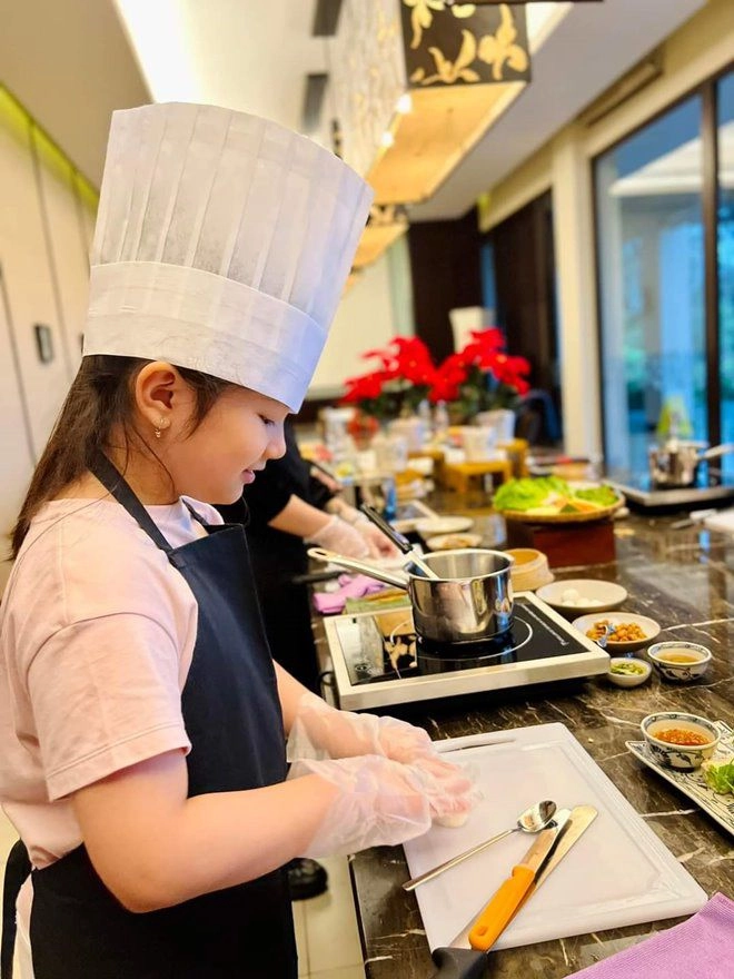 Con trai con gái hh jennifer phạm khéo tay trổ tài bếp núc mẹ gọi là master chef nhí - 5