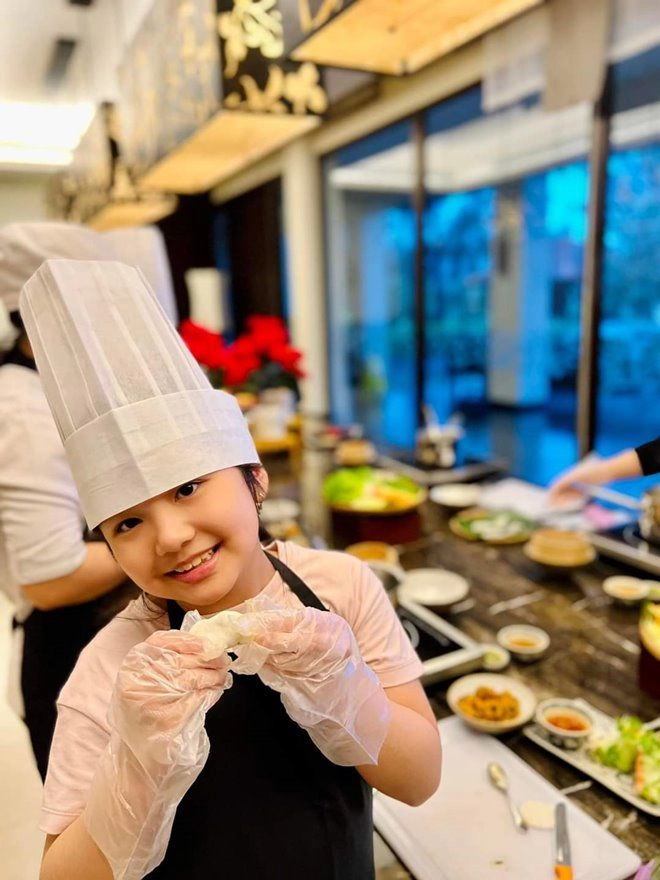 Con trai con gái hh jennifer phạm khéo tay trổ tài bếp núc mẹ gọi là master chef nhí - 7