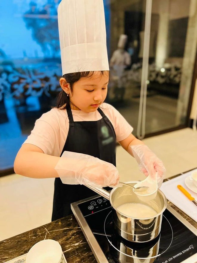 Con trai con gái hh jennifer phạm khéo tay trổ tài bếp núc mẹ gọi là master chef nhí - 8