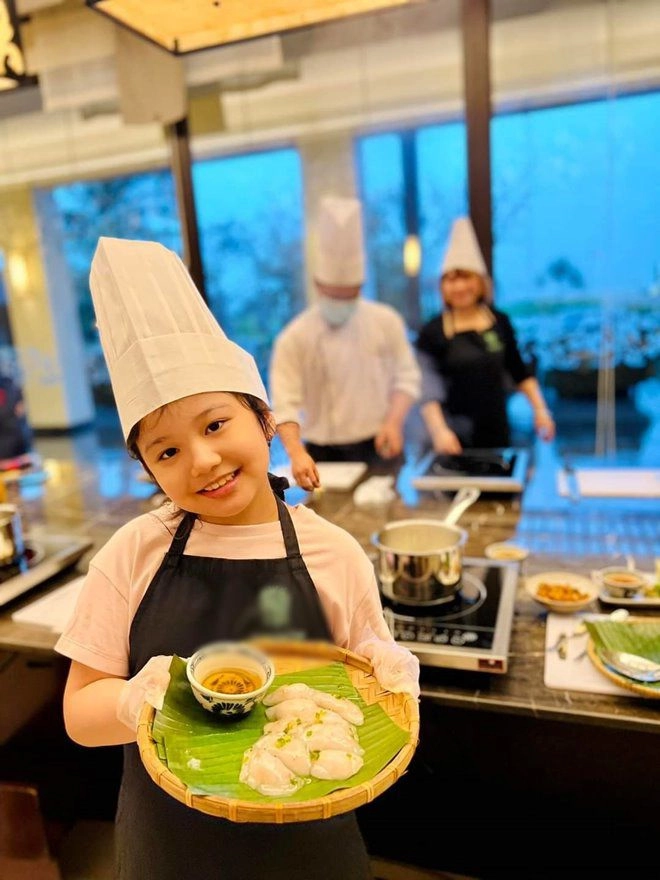 Con trai con gái hh jennifer phạm khéo tay trổ tài bếp núc mẹ gọi là master chef nhí - 9