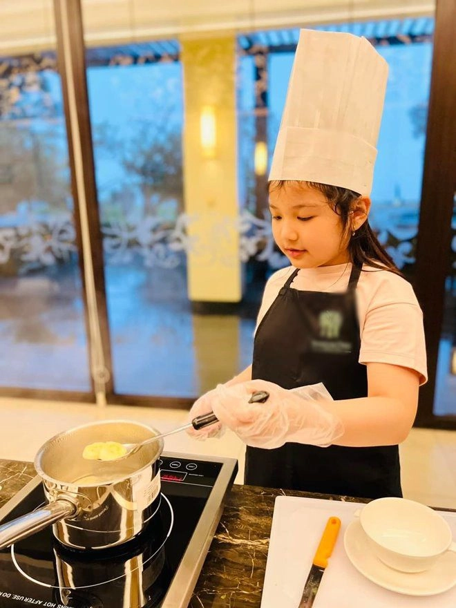 Con trai con gái hh jennifer phạm khéo tay trổ tài bếp núc mẹ gọi là master chef nhí - 10