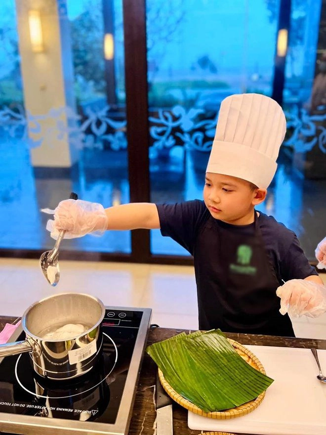 Con trai con gái hh jennifer phạm khéo tay trổ tài bếp núc mẹ gọi là master chef nhí - 11