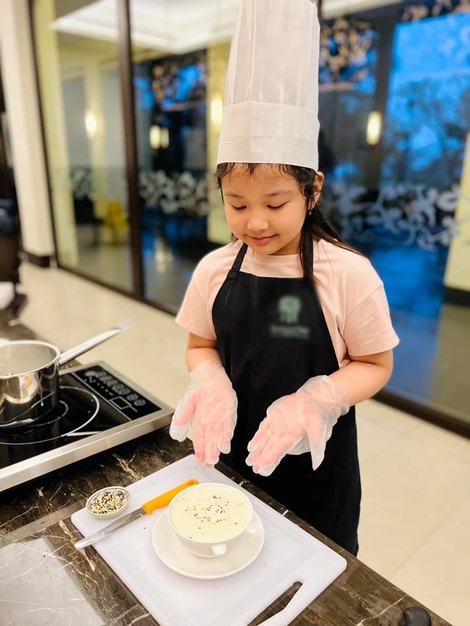 Con trai con gái hh jennifer phạm khéo tay trổ tài bếp núc mẹ gọi là master chef nhí - 13