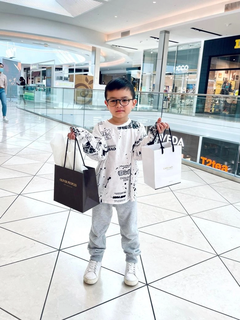 Con trai đan trường 5 tuổi đã mắn đơn làm mẫu thời trang chăm đi shopping - 3
