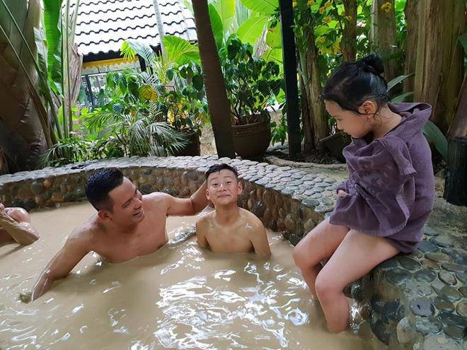 Con trai jennifer phạm quang dũng tình cảm với bố dượng đức hải được khen sao giống nhau thế - 10