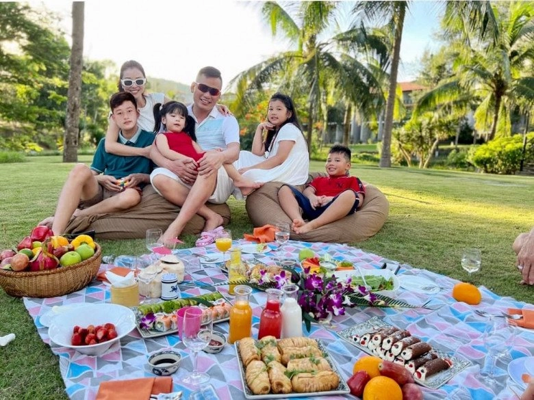Con trai jennifer phạm quang dũng tình cảm với bố dượng đức hải được khen sao giống nhau thế - 11