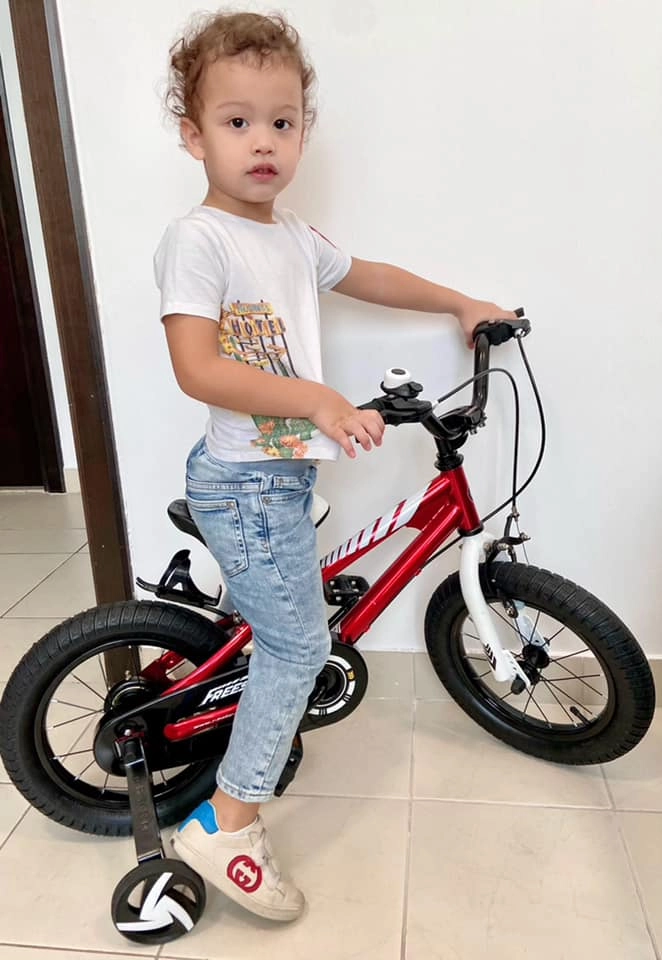 Con trai kha mỹ vân ở xứ dát vàng dubai từng dương tính covid-19 bố mẹ hôn con suốt ngày - 2