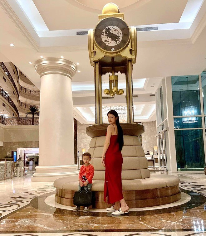 Con trai kha mỹ vân ở xứ dát vàng dubai từng dương tính covid-19 bố mẹ hôn con suốt ngày - 4