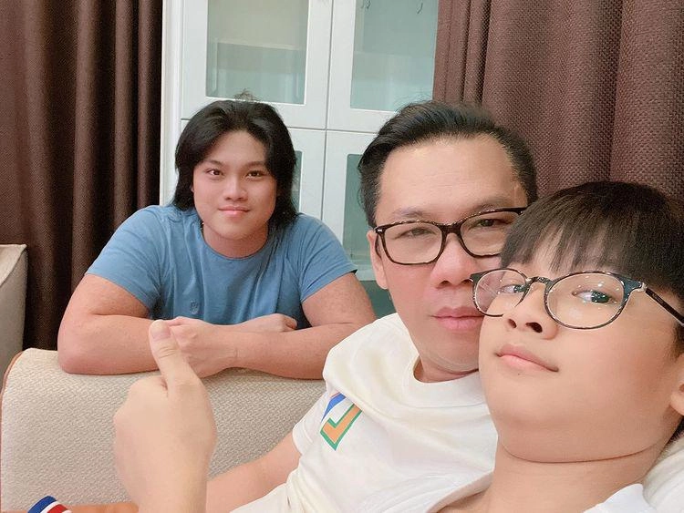 Con trai khoe ảnh chụp chung anh cùng bốkhác mẹ lệ quyên liền nhận xét con riêng đức huy - 1