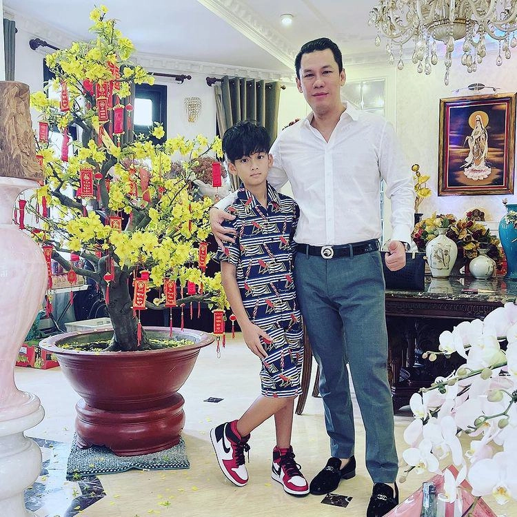 Con trai khoe ảnh chụp cùng bố đại gia đức huy lệ quyên thả tim nói câu nghe rụng tim - 4