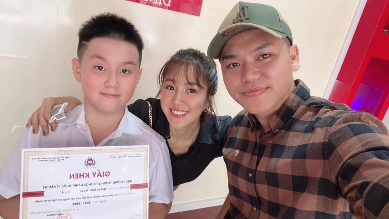 Con trai lê phương nhận giấy khen xuất sắc ở trường ba dượng hộ tống và chụp ảnh kỉ niệm - 1